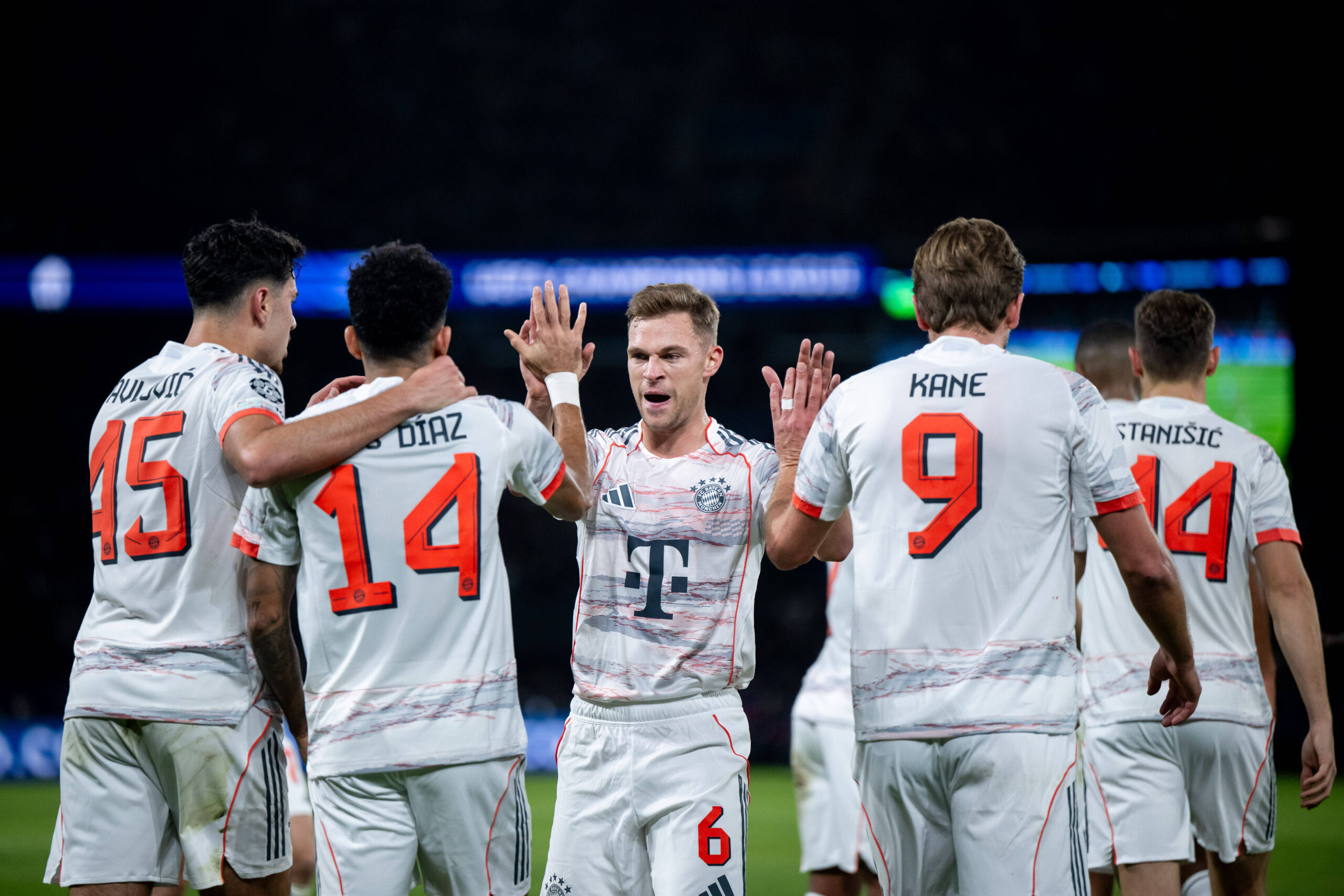 Joshua Kimmich FC Bayern Muenchen, 06, Luis Diaz FC Bayern Muenchen, 14, Aleksandar Pavlovic FC Bayern Muenchen, 45, Harry Kane FC Bayern Muenchen, 09 jubeln ueber das Tor zum 0:2, GER, Paris Saint Germain vs FC Bayern Muenchen, Fussball, UEFA Champions League, Ligaphase, 4. Spieltag, Saison 2025/2026, 04.11.2025 GER, Paris Saint Germain vs FC Bayern Muenchen, Fussball, UEFA Champions League, Ligaphase, 4. Spieltag, Saison 2025/2026, 04.11.2025 Paris *** Joshua Kimmich FC Bayern Muenchen, 06 , Luis Diaz FC Bayern Muenchen, 14 , Aleksandar Pavlovic FC Bayern Muenchen, 45 , Harry Kane FC Bayern Muenchen, 09 celebrate the goal for 0 2, GER, Paris Saint Germain vs FC Bayern Muenchen, Football, UEFA Champions League, League phase, Matchday 4, 2025 2026 season, 04 11 2025 GER, Paris Saint Germain vs FC Bayern Muenchen, Football, UEFA Champions League, League phase, Matchday 4, 2025 2026 season, 04 11 2025 Paris Copyright: xEibner-Pressefoto/Memmlerx EP_MMR
2025.11.04 Paryz
pilka nozna liga mistrzow 
PSG - Bayern Monachium
Foto IMAGO/PressFocus

!!! POLAND ONLY !!!