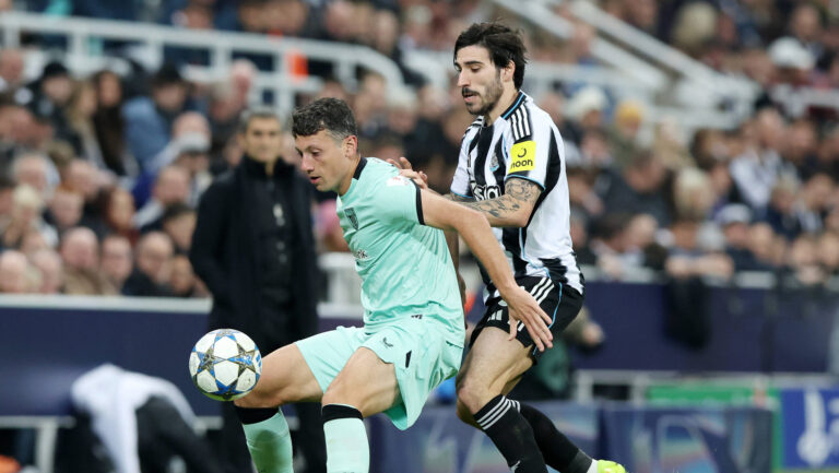 Newcastle Upon Tyne, England, 5th November 2025. Sandro Tonali of Newcastle United with Mikel Vesga of Athletic Club during the Newcastle United vs Athletic Club UEFA Champions League match at St. James Park, Newcastle Upon Tyne. Picture credit should read: Nigel Roddis / Sportimage EDITORIAL USE ONLY. No use with unauthorised audio, video, data, fixture lists, club/league logos or live services. Online in-match use limited to 120 images, no video emulation. No use in betting, games or single club/league/player publications. SPI_040_NR_NEWC_ATHL SPI-4267-0040
2025.11.05 Newcastle Upon Tyne
pilka nozna liga mistrzow
Newcastle United - Athletic Bilbao
Foto IMAGO/PressFocus

!!! POLAND ONLY !!!