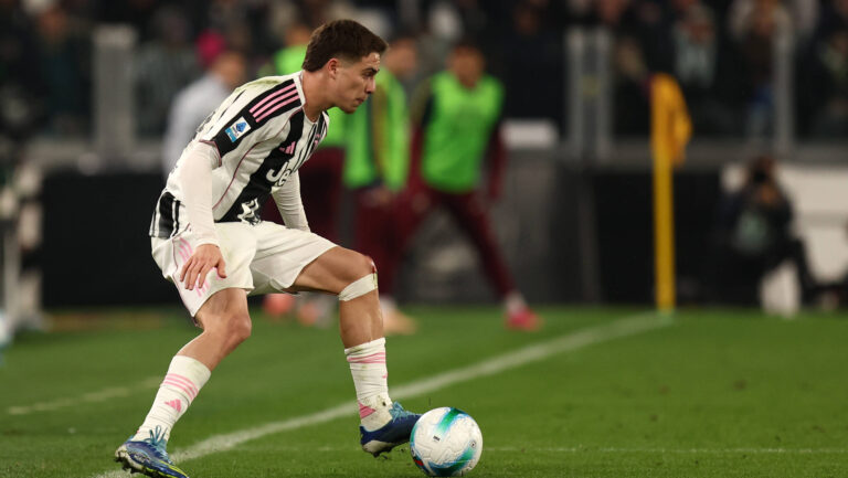 Juventus Fc - Torino Fc Kenan Yildiz of Juventus Fc in action during the Serie A match beetween Juventus Fc and Torino Fc at Allianz Stadium on November 8, 2025 in Turin, Italy . Torino Allianz Stadium Italy Copyright: xMarcoxCanonierox
2025.11.08 Turyn
pilka nozna , liga wloska
Juventus Turyn - Torino Fc
Foto IMAGO/PressFocus

!!! POLAND ONLY !!!