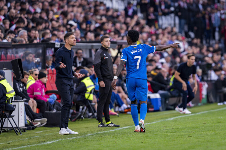 Rayo Vallecano vs Real Madrid - LaLiga EA Sports Vinicius Junior of Real Madrid R protests with Xabi Alonso L, head coach of Real Madrid, during the LaLiga EA Sports football match between Rayo Vallecano and Real Madrid at Estadio Vallecas on November 09, 2025 in Madrid, Spain. Madrid Estadio Vallecas Madrid Spain Copyright: xAlbertoxGardinx AGardin_20251109_Foot_Liga_Rayo_ReaMad_0257
2025.11.09 Madryt
pilka nozna liga hiszpanska
Rayo Vallecano - Real Madryt
Foto IMAGO/PressFocus

!!! POLAND ONLY !!!