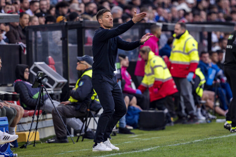 Rayo Vallecano vs Real Madrid - LaLiga EA Sports Xabi Alonso, head coach of Real Madrid, is seen giving indications to his players during the LaLiga EA Sports football match between Rayo Vallecano and Real Madrid at Estadio Vallecas on November 09, 2025 in Madrid, Spain. Madrid Estadio Vallecas Madrid Spain Copyright: xAlbertoxGardinx AGardin_20251109_Foot_Liga_Rayo_ReaMad_0294
2025.11.09 Madryt
pilka nozna liga hiszpanska
Rayo Vallecano - Real Madryt
Foto IMAGO/PressFocus

!!! POLAND ONLY !!!