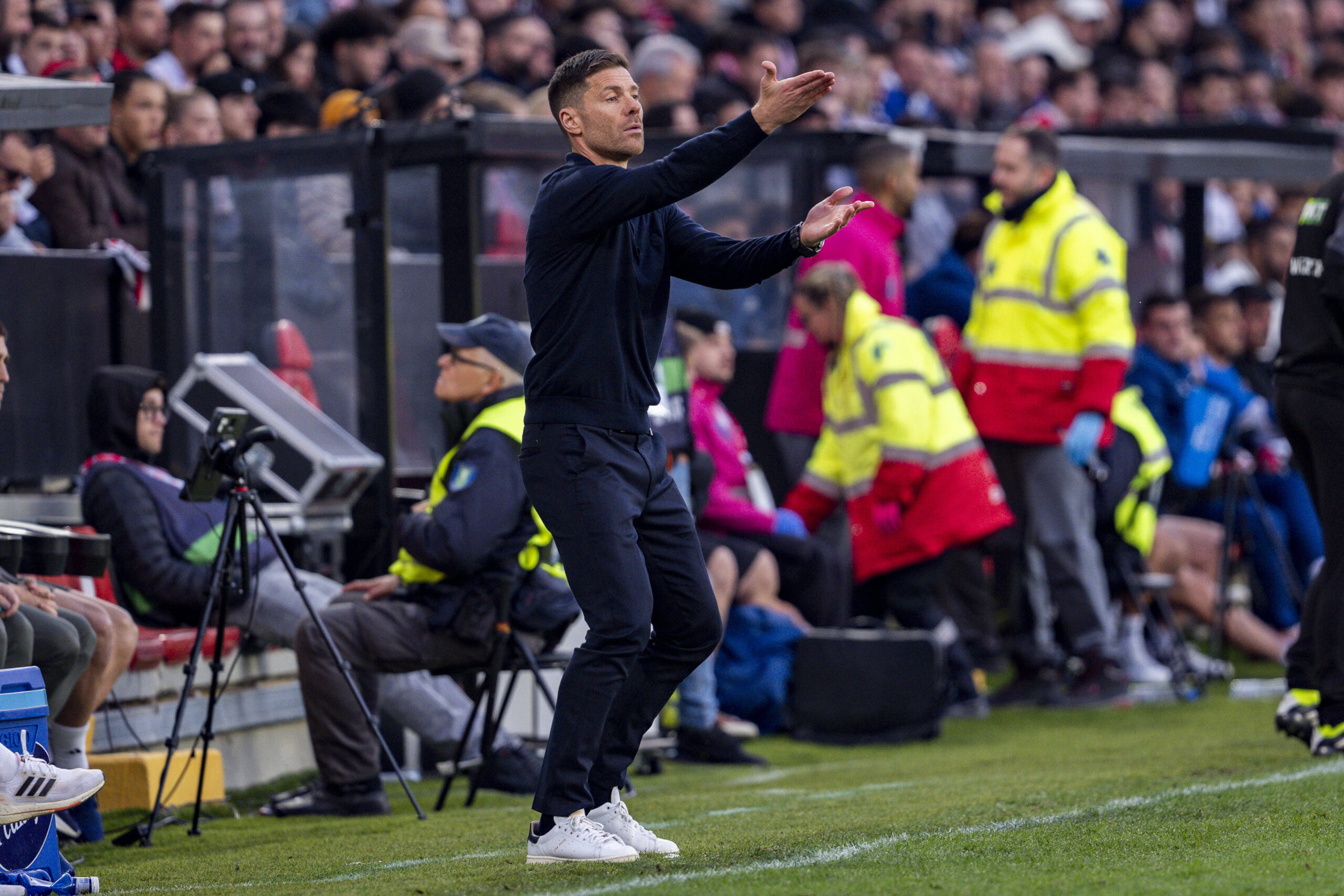 Rayo Vallecano vs Real Madrid - LaLiga EA Sports Xabi Alonso, head coach of Real Madrid, is seen giving indications to his players during the LaLiga EA Sports football match between Rayo Vallecano and Real Madrid at Estadio Vallecas on November 09, 2025 in Madrid, Spain. Madrid Estadio Vallecas Madrid Spain Copyright: xAlbertoxGardinx AGardin_20251109_Foot_Liga_Rayo_ReaMad_0294
2025.11.09 Madryt
pilka nozna liga hiszpanska
Rayo Vallecano - Real Madryt
Foto IMAGO/PressFocus

!!! POLAND ONLY !!!
