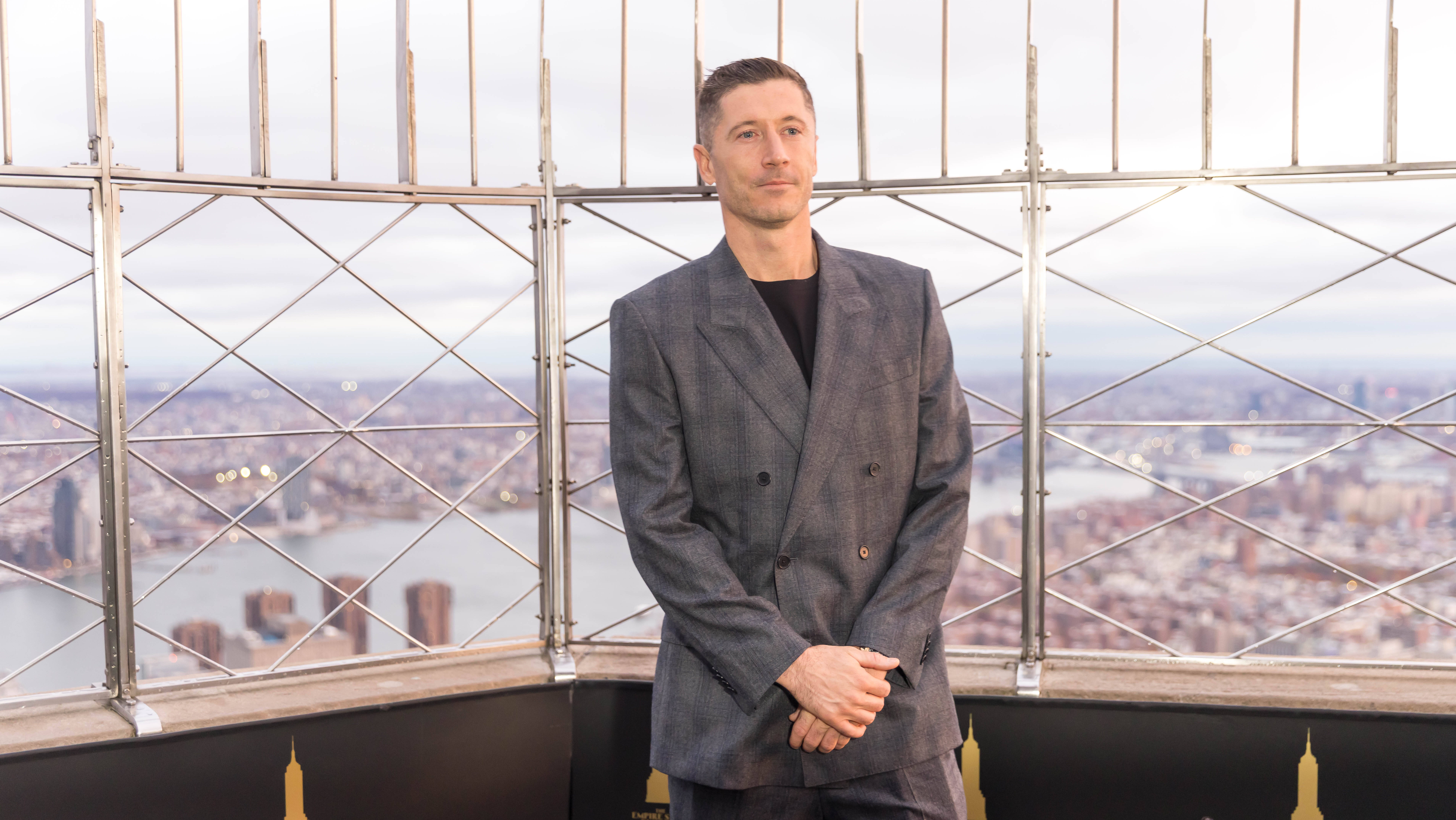 Robert Lewandowski visit the Empire State Building i Robert Lewandowski visit the Empire State Building in Honor of Polish Independence Day at The Empire State Building on November 10, 2025 in New York City. New York Empire State Building NY United States Copyright: xWilliamxVolcovx
2025.11.10 Nowy Jork
pilka nozna  
Robert Lewandowski w Empire State Building
Foto IMAGO/PressFocus

!!! POLAND ONLY !!!