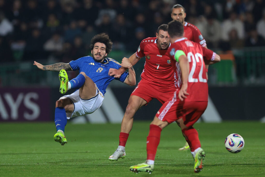 Chisinau, Moldova, 13th November 2025. Artur Ionita of Moldova clashes with Sandro Tonali of Italy during the Moldova vs Italy FIFA World Cup, WM, Weltmeisterschaft, Fussball European Qualifying match at Stadionul Zimbru, Chisinau. Picture credit should read: Jonathan Moscrop / Sportimage EDITORIAL USE ONLY. No use with unauthorised audio, video, data, fixture lists, club/league logos or live services. Online in-match use limited to 120 images, no video emulation. No use in betting, games or single club/league/player publications. SPI_014_JM_MOLDOVA_ITALY_EQ SPI-4293-0014
2025.11.13 Kiszyniow
pilka nozna , eliminacje , kwalifikacje do mistrzostw swiata 2026
Moladwia - Wlochy
Foto IMAGO/PressFocus

!!! POLAND ONLY !!!