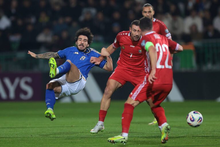 Chisinau, Moldova, 13th November 2025. Artur Ionita of Moldova clashes with Sandro Tonali of Italy during the Moldova vs Italy FIFA World Cup, WM, Weltmeisterschaft, Fussball European Qualifying match at Stadionul Zimbru, Chisinau. Picture credit should read: Jonathan Moscrop / Sportimage EDITORIAL USE ONLY. No use with unauthorised audio, video, data, fixture lists, club/league logos or live services. Online in-match use limited to 120 images, no video emulation. No use in betting, games or single club/league/player publications. SPI_014_JM_MOLDOVA_ITALY_EQ SPI-4293-0014
2025.11.13 Kiszyniow
pilka nozna , eliminacje , kwalifikacje do mistrzostw swiata 2026
Moladwia - Wlochy
Foto IMAGO/PressFocus

!!! POLAND ONLY !!!