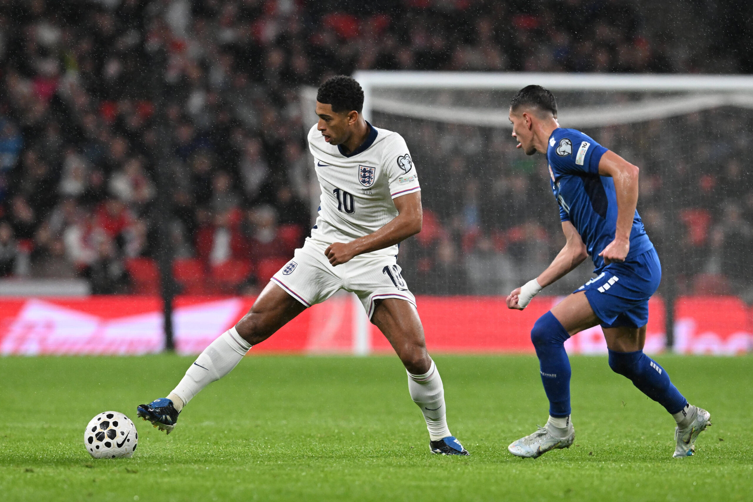 England v Serbia 2026 FIFA World Cup, WM, Weltmeisterschaft, Fussball Qualifier 13/11/2025. Group K Jude Bellingham 10 of England battles for possession with Sasa Lukic of Serbia during the 2026 FIFA World Cup Qualifier match between England and Serbia at Wembley Stadium, London, England on 13 November 2025. London Wembley Stadium Greater London England Editorial use only , Copyright: xGrahamxHuntx PSI-23212-0086
2025.11.13 Londyn
pilka nozna , eliminacje , kwalifikacje do mistrzostw swiata 2026
Anglia - Serbia
Foto IMAGO/PressFocus

!!! POLAND ONLY !!!
