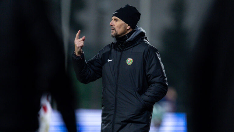 2025.11.21 Pruszkow pilka nozna Betclic 1. Liga sezon 2025/2026
Pogon Grodzisk Mazowiecki - Slask Wroclaw
N/z Trener Ante Simundza (Sllask)
Foto Tomasz Jastrzebowski / Foto Olimpik / PressFocus

2025.11.21 Pruszkow Football Polish 1st Division 2025/2026
Pogon Grodzisk Mazowiecki - Slask Wroclaw
Trener Ante Simundza (Sllask)
Credit: Tomasz Jastrzebowski / Foto Olimpik / PressFocus