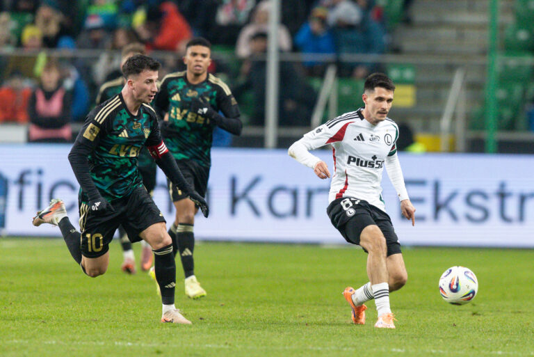 2025.11.22 Warszawa pilka nozna PKO Ekstraklasa sezon 2025/2026
Legia Warszawa - Lechia Gdansk
N/z Rifet Kapic (Lechia), Bartosz Kapustka (Legia)
Foto Tomasz Jastrzebowski / Foto Olimpik / PressFocus

2025.11.22 Warsaw Football PKO Ekstraklasa season 2025/2026
Legia Warszawa - Lechia Gdansk
Rifet Kapic (Lechia), Bartosz Kapustka (Legia)
Credit: Tomasz Jastrzebowski / Foto Olimpik / PressFocus