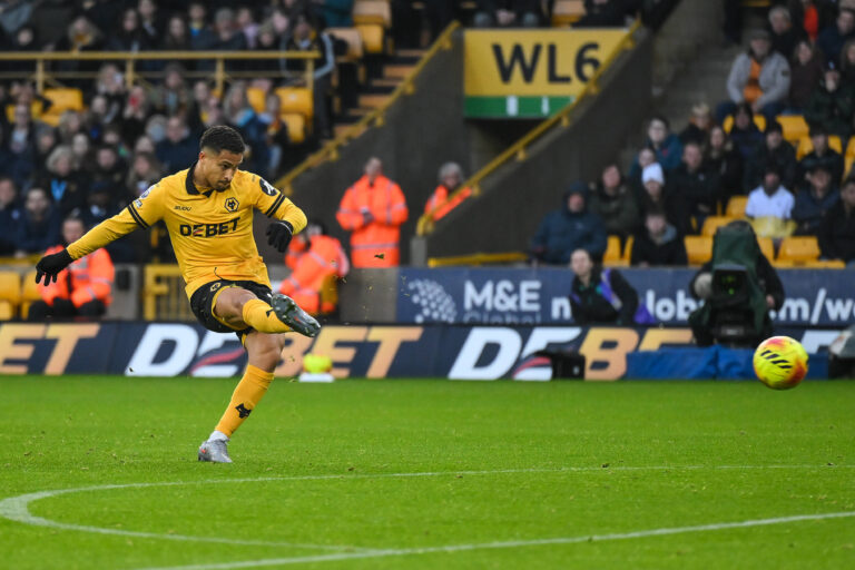Wolverhampton, England, 22nd November 2025. Joao Gomes of Wolverhampton Wanderers shoots on goal during the Wolverhampton Wanderers vs Crystal Palace Premier League match at Molineux, Wolverhampton. Picture credit should read: Craig Thomas / Sportimage EDITORIAL USE ONLY. No use with unauthorised audio, video, data, fixture lists, club/league logos or live services. Online in-match use limited to 120 images, no video emulation. No use in betting, games or single club/league/player publications. SPI-4302_WOLVES_V_CRYSTAL_PALACE-068 SPI-4302-0068
2025.11.22 Wolverhampton
pilka nozna , liga angielska
Wolverhampton Wanderers - Crystal Palace
Foto IMAGO/PressFocus

!!! POLAND ONLY !!!