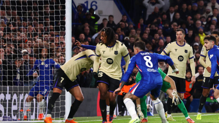 London, England, 25th November 2025. Pedro Neto of Chelsea hits the ball towards goal as Jules Kounde of FC Barcelona, Barca scores an own goal during the Chelsea vs FC Barcelona UEFA Champions League match at Stamford Bridge, London. Picture credit should read: Paul Terry / Sportimage EDITORIAL USE ONLY. No use with unauthorised audio, video, data, fixture lists, club/league logos or live services. Online in-match use limited to 120 images, no video emulation. No use in betting, games or single club/league/player publications. SPI_048_PT_Chelsea_Barcelona SPI-4310-0048
2025.11.25 Londyn
pilka nozna , Liga Mistrzow
Chelsea Londyn - FC Barcelona
Foto IMAGO/PressFocus

!!! POLAND ONLY !!!