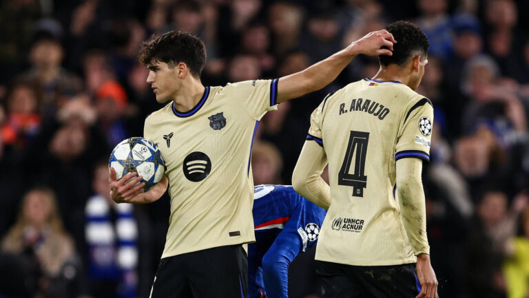 Chelsea v Barcelona Champions League 25/11/2025. Pau Cubarsi of Barcelona consoles Ronald Araujo of Barcelona during the Champions League match between Chelsea and Barcelona at Stamford Bridge, London, England on 25 November 2025. London Stamford Bridge Greater London England Editorial use only , Copyright: xPaulxPhelanx PSI-23264-0031
2025.11.25 Londyn
pilka nozna , Liga Mistrzow
Chelsea Londyn - FC Barcelona
Foto IMAGO/PressFocus

!!! POLAND ONLY !!!