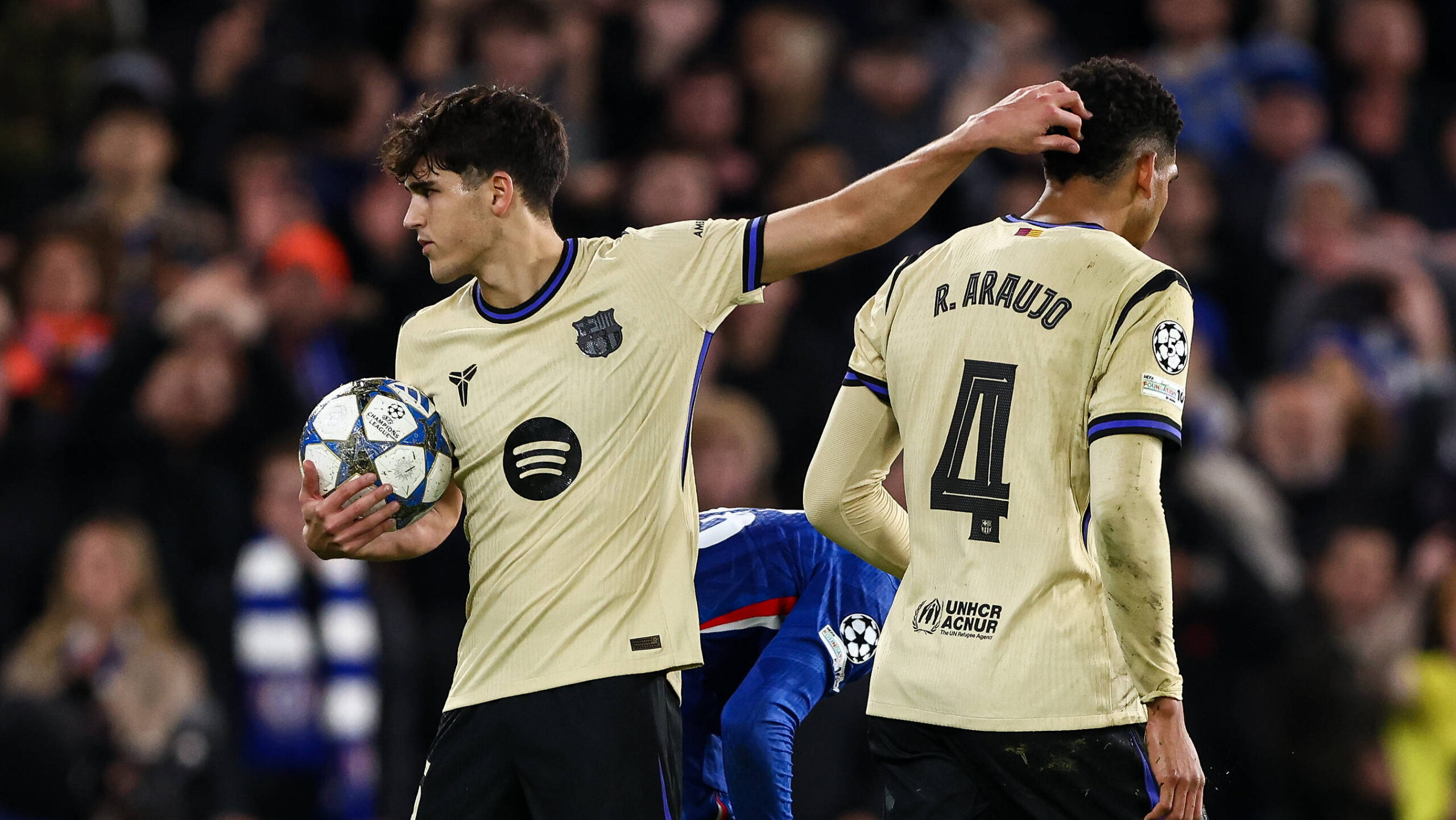 Chelsea v Barcelona Champions League 25/11/2025. Pau Cubarsi of Barcelona consoles Ronald Araujo of Barcelona during the Champions League match between Chelsea and Barcelona at Stamford Bridge, London, England on 25 November 2025. London Stamford Bridge Greater London England Editorial use only , Copyright: xPaulxPhelanx PSI-23264-0031
2025.11.25 Londyn
pilka nozna , Liga Mistrzow
Chelsea Londyn - FC Barcelona
Foto IMAGO/PressFocus

!!! POLAND ONLY !!!