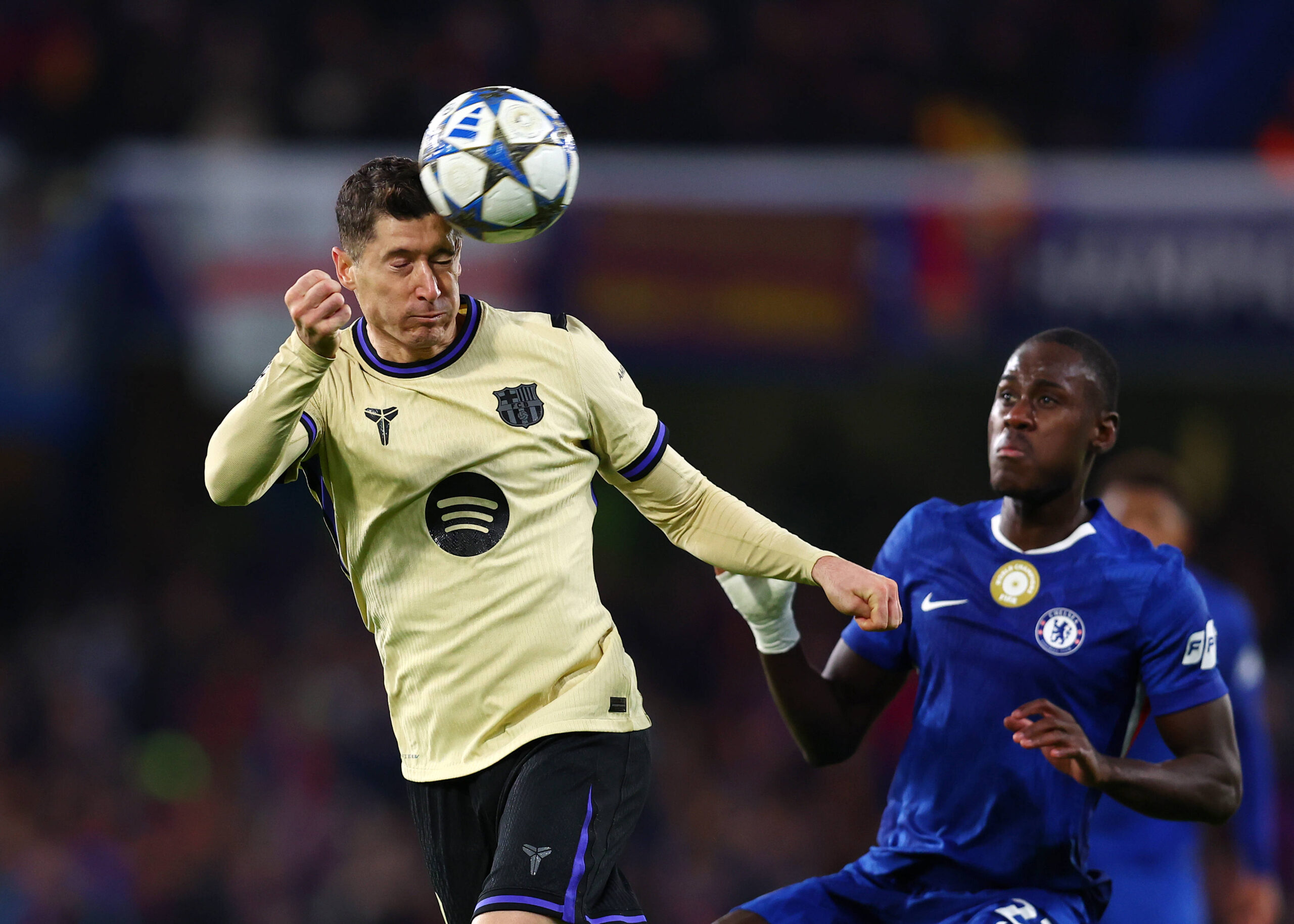 London, England, 25th November 2025. Trevoh Chalobah of Chelsea with Robert Lewandowski of FC Barcelona, Barca during the Chelsea vs FC Barcelona UEFA Champions League match at Stamford Bridge, London. Picture credit should read: Paul Terry / Sportimage EDITORIAL USE ONLY. No use with unauthorised audio, video, data, fixture lists, club/league logos or live services. Online in-match use limited to 120 images, no video emulation. No use in betting, games or single club/league/player publications. SPI_056_PT_Chelsea_Barcelona SPI-4310-0058
2025.11.25 Londyn
pilka nozna , Liga Mistrzow
Chelsea Londyn - FC Barcelona
Foto IMAGO/PressFocus

!!! POLAND ONLY !!!