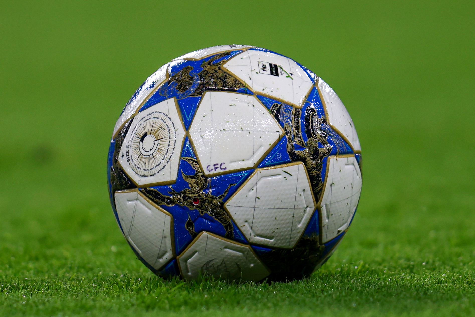 Match ball with &#039;CFC&#039; written over during the UEFA Champions League match between Chelsea and FC Barcelona at Stamford Bridge in London, England (Photo by Alexander Canillas/SPP/Sipa USA)
2025.11.25 Londyn
pilka nozna liga mistrzow
Chelsea Londyn - FC Barcelona 
Foto SPP/SIPA USA/PressFocus

!!! POLAND ONLY !!!