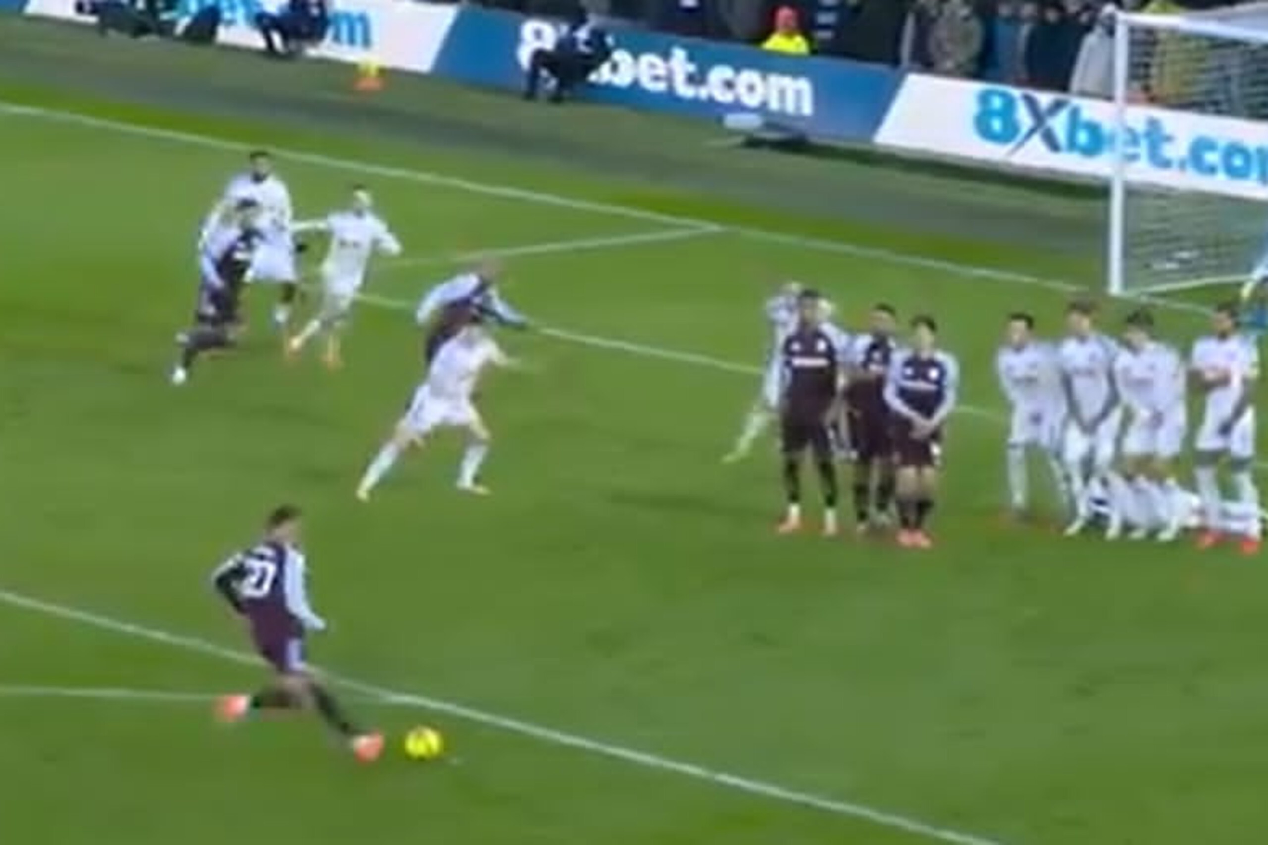 Cudowny gol w Premier League! Prosto z rzutu wolnego [WIDEO]