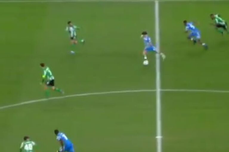 To nie miało prawa się udać! Gol z połowy w Lidze Europy [WIDEO]