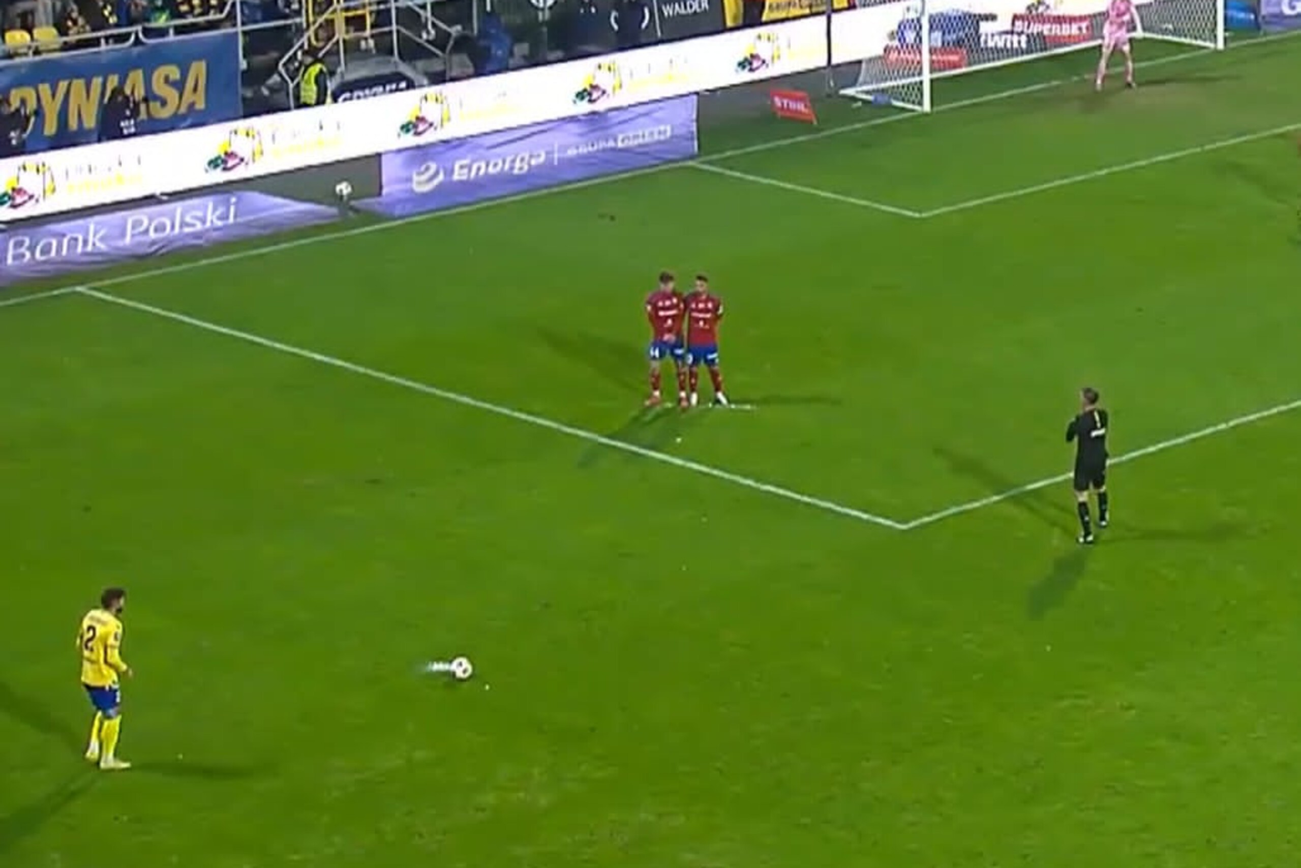 Niesamowity gol z rzutu wolnego w Ekstraklasie! Jak on to zrobił? [WIDEO]