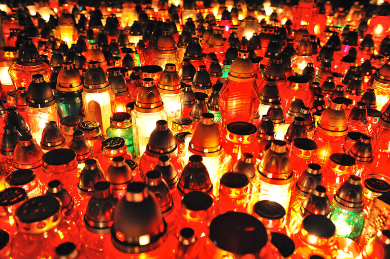 01.11.2009 KATOWICE CMENTARZ
WYDARZENIA
SWIETO ZMARLYCH W KATOWICACH
N/Z  ZNICZE PRZY CMENTARZU PRZY ULICY FRANCUSKIEJ W KATOWICACH
FOTO RAFAL JACNIAK / PRESSFOCUS