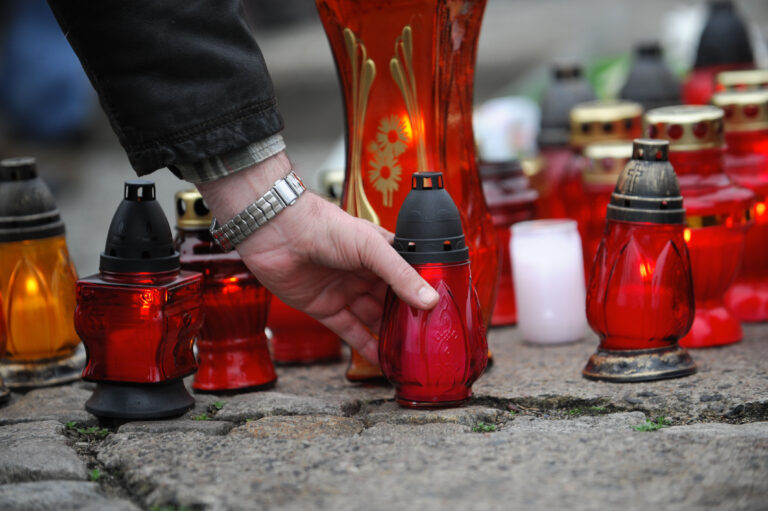GDANSK, 10.04.2010, ZALOBA PO TRAGICZNEJ SMIERCI PREZYDENTA LECHA KACZYNSKIEGO, MIESZKANCY GDANSKA SKLADAJA KWIATY I ZAPALAJA ZNICZE POD POMNIKIEM TRZECH KRZYZY, 
FOT. PIOTR MATUSEWICZ / PRESSFOCUS