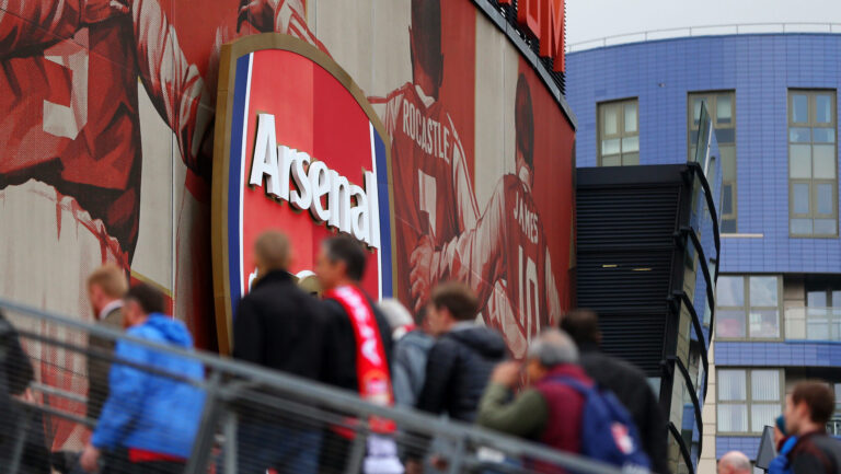 Fans make their way past the Arsenal badge at the Emirates stadium
04.04.2015 London
PILKA NOZNA
Premier League Liga angielska
Arsenal - Liverpool
FOTO Catherine Ivill / AMA / PRESSFOCUS

POLAND ONLY!!