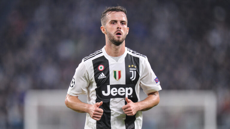 07.11.2018 Turyn
Pilka nozna
Liga Mistrzow 2018/2019
Juventus Turyn - Manchester United
N/z Miralem Pjanic, sylwetka
Foto Norbert Barczyk / PressFocus

07.11.2018 Torino
Football
Champions League 2018/2019
Juventus Turyn - Manchester United
Miralem Pjanic, sylwetka
Credit Norbert Barczyk / PressFocus