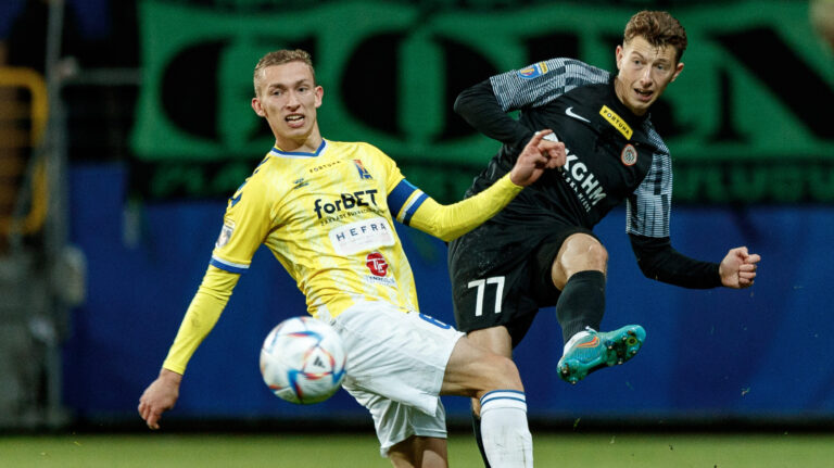 2022.10.19 Lublin
Pilka nozna 1/16 finalu Fortuna Puchar Polski
sezon 2022/2023
Motor Lublin - KGHM Zaglebie Lubin
N/z Mateusz Bartolewski Piotr Kusinski
Foto Tomasz Folta / PressFocus

2022.10.19 Lublin
1/16 finals Football Fortuna Polish Cup
season 2022/2023 
Motor Lublin - KGHM Zaglebie Lubin
Mateusz Bartolewski Piotr Kusinski
Credit: Tomasz Folta / PressFocus
