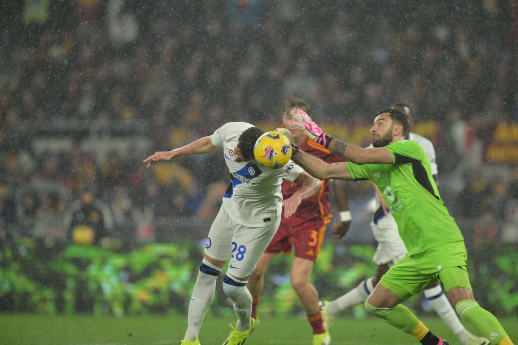 Foto Alfredo Falcone/LaPresse 10 Febbraio 2024 - Roma, Italia - sport, calcio - Roma vs Inter - Campionato italiano di calcio Serie A TIM 2023/2024 - Stadio Olimpico di Roma. 
Nella foto: Rui Patricio e Benjamin Pavard 

Foto Alfredo Falcone/LaPresse February 10, 2024 Rome, Italy - sport, soccer - Roma vs Inter - Italian Serie A Football Championship 2023/2024 - Olimpic Stadium in Rome.
 In the pic: Rui Patricio and Benjamin Pavard (Photo by Alfredo Falcone/LaPresse/Sipa USA)
2024.02.10 Rzym
pilka nozna liga wloska
AS Roma - Inter Mediolan
Foto Alfredo Falcone/LaPresse/SIPA USA/PressFocus

!!! POLAND ONLY !!!