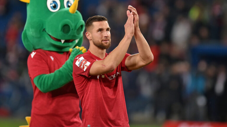 2025.05.16 Krakow
Pilka nozna , Betclic I liga , sezon 2024/25
Wisla Krakow - Stal Stalowa Wola
N/z pilkarze Wisly, radosc po meczu, Smok - maskotka Wisly, Lukasz Zwolinski
Foto Krzysztof Porebski / PressFocus

2025.05.16 Krakow
Football , Polish league, second level , 2024/2025 season
Wisla Krakow - Stal Stalowa Wola
pilkarze Wisly, radosc po meczu, Smok - maskotka Wisly, Lukasz Zwolinski
Credit: Krzysztof Porebski / PressFocus