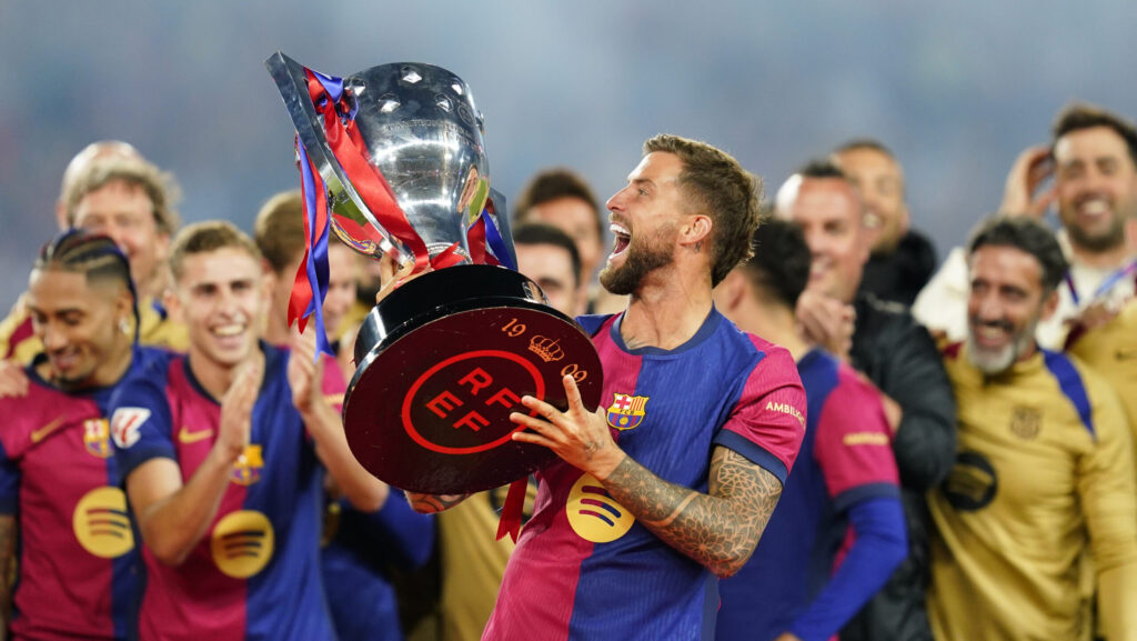 Inigo Martinez of FC Barcelona with the trophy during the La Liga EA Sports match between FC Barcelona and Villarreal CF played at Lluis Companys Stadium on 18 May 2025 in Barcelona, Spain. (Photo by Sergio Ruiz / Imago)  (Photo by pressinphoto/Sipa USA)
2025.05.18 Barcelona
pilka nozna liga hiszpanska
FC Barcelona - Villarreal CF
Foto PRESSINPHOTO/SIPA USA/PressFocus

!!! POLAND ONLY !!!