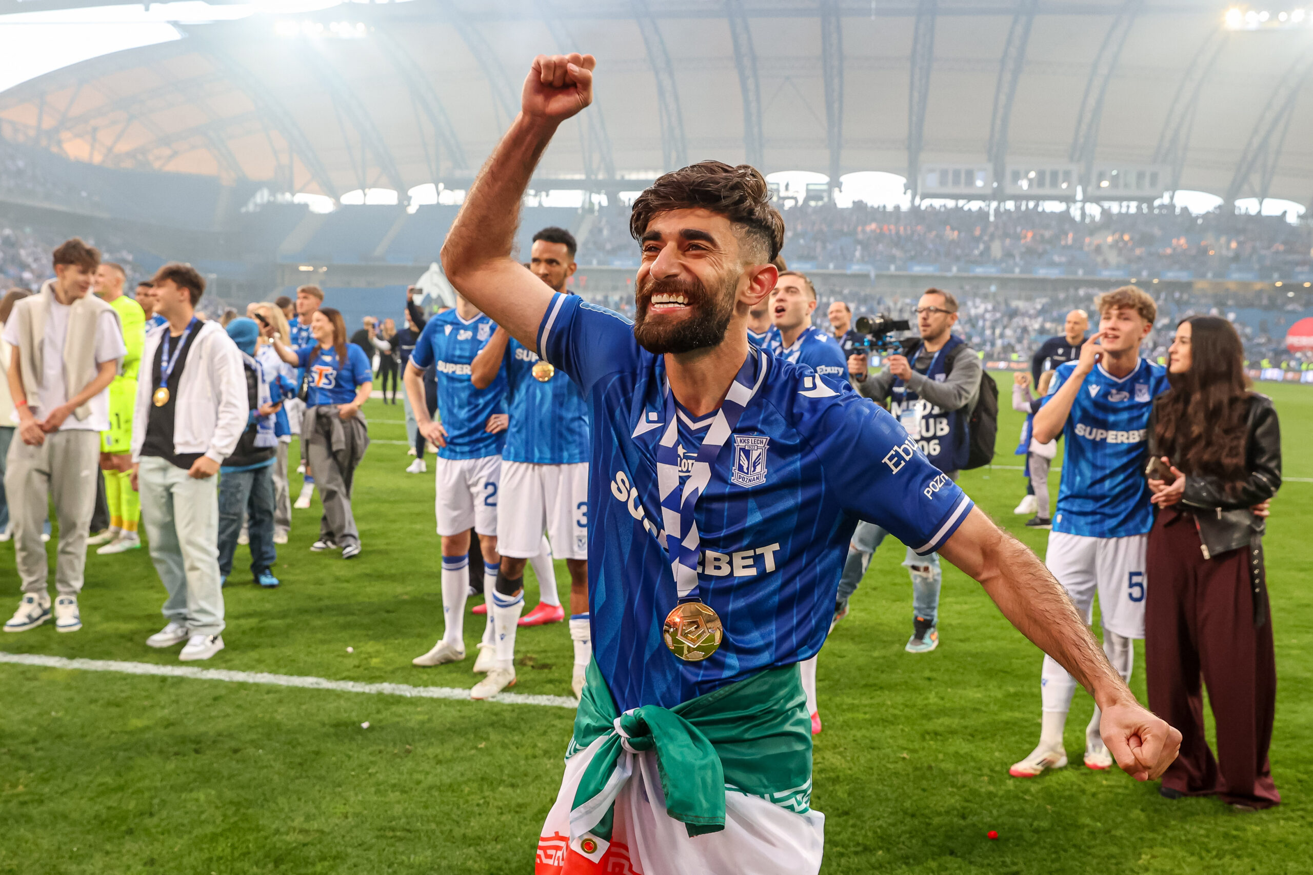 2025.05.24 Poznan
Pilka nozna Ekstraklasa sezon 2024/2025
Lech Poznan - Piast Gliwice
N/z Ali Gholizadeh puchar podium dekoracja radosc
Foto Pawel Jaskolka / PressFocus

2025.05.24 Poznan
Football Polish Ekstraklasa season 2024/2025
Lech Poznan - Piast Gliwice
Credit: Pawel Jaskolka / PressFocus