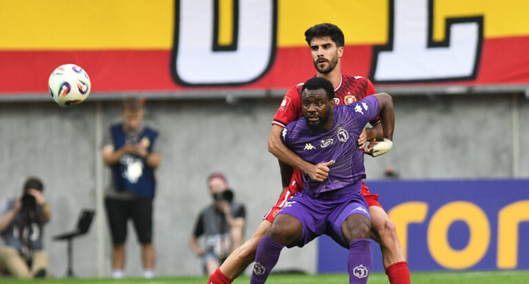 2025.07.27 Bialystok Pilka nozna PKO Ekstraklasa sezon 2025/2026 2. kolejka rozgrywek Jagiellonia Bialystok (fioletowe) - Widzew Lodz N/z Afimico Pululu za nim Ricardo Visus Foto Michal Kosc / PressFocus 
2025.07.27 Bialystok Football Polish PKO Ekstraklasa season 2025/2026 Jagiellonia Bialystok - Widzew Lodz Credit Michal Kosc / PressFocus