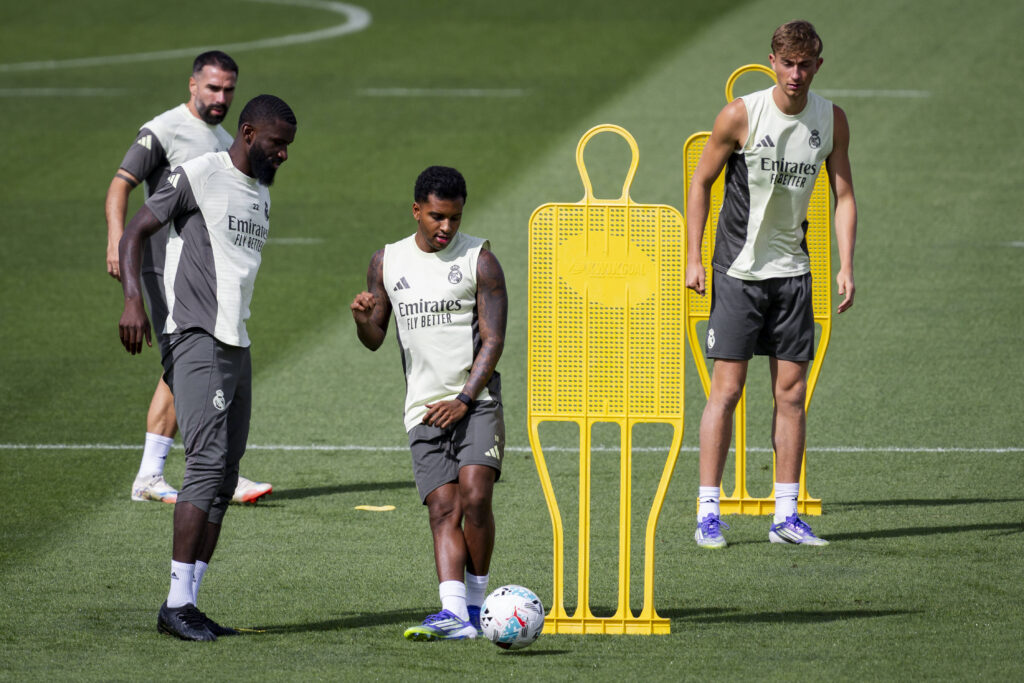 Real Madrid Training Session Players of Real Madrid from L to R Daniel Carvajal, Antonio Rudiger, Rodrygo Goes, Dean Huijsen are seen training during the training session ahead of their LaLiga EA Sports match against RCD Mallorca at Ciudad Real Madrid on August 29, 2025 in Madrid, Spain. Valdebebas Ciudad Real Madrid Madrid Spain Copyright: xAlbertoxGardinx AGardin_20250829_Foot_Real_Madrid_Training_0071
2025.08.29 Madryt
pilka nozna , liga hiszpanska
Real Madryt - trening i konferencja prasowa
Foto IMAGO/PressFocus

!!! POLAND ONLY !!!