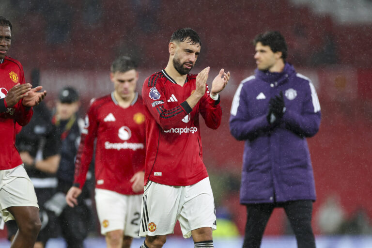 Manchester United, ManU FC v Chelsea FC, Premier League Manchester United midfielder Bruno Fernandes 8 applauds the fans after the Manchester United FC v Chelsea FC English Premier League match at Old Trafford, Manchester, England, United Kingdom on 20 September 2025 Credit: Phil Duncan/Every Second Media Editorial use only. All images are copyright Every Second Media Limited. No images may be reproduced without prior permission. All rights reserved. Premier League and Football League images are subject to licensing agreements with Football DataCo Limited. see https://www.football-dataco.com Copyright: xIMAGO/EveryxSecondxMediax ESM-1592-0102 PhilxDuncanx/xEveryxSecondxMediax
2025.09.20 Manchester
pilka nozna , liga angielska
Manchester United - Chelsea Londyn
Foto IMAGO/PressFocus

!!! POLAND ONLY !!!
