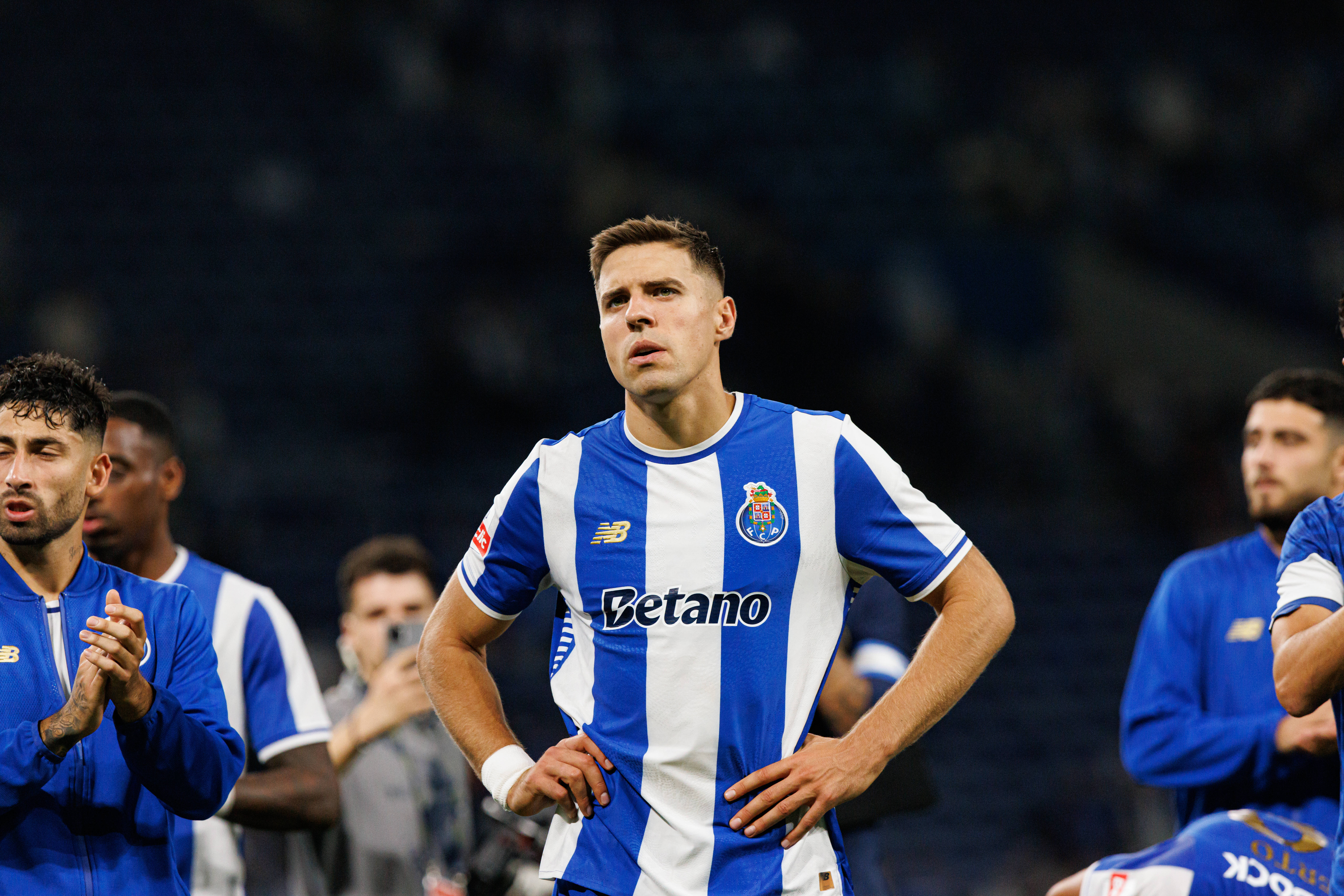 Jan Bednarek seen during Liga Portugal game between teams of FC Porto and SL Benfica at Estadio do Dragao Maciej Rogowski/Ball Raw Images Porto Estadio do Dragao Portugal Copyright: xMaciejxRogowskix maciejrogowski_fcporto_slbenfica_2526-479
2025.10.05 Porto
pilka nozna , liga portugalska
FC Porto - Benfica Lizbona
Foto IMAGO/PressFocus

!!! POLAND ONLY !!!