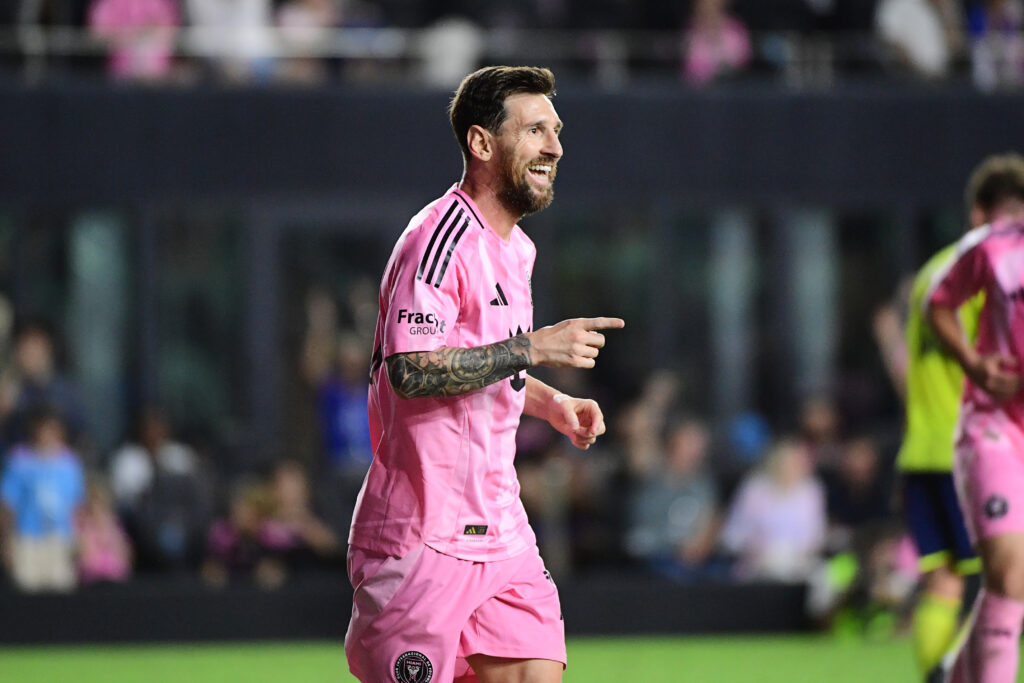 Inter Miami CF forward Lionel Messi (10) points to a teammate after he scored a goal during the match between Inter Miami and Nashville at Chase Stadium in Fort Lauderdale, Florida on October 24, 2025. (Photo by JC Ruiz/Sipa USA)
2025.10.24 Fort Lauderdale
pilka nozna amerykanska liga MLS
Inter Miami CF - Nashville SC
Foto Sipa USA/SIPA USA/PressFocus

!!! POLAND ONLY !!!