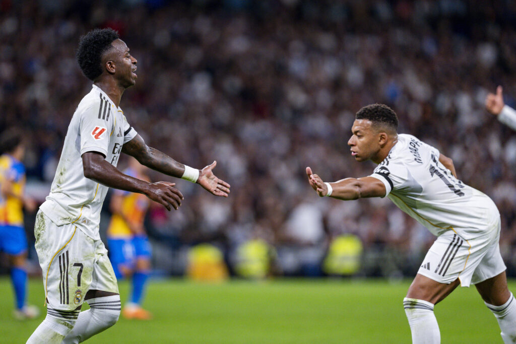 Real Madrid CF v Valencia CF - LaLiga EA Sports Kylian Mbappe of Real Madrid R shakes hand with Vinicius Junior of Real Madrid L during the LaLiga EA Sports football match between Real Madrid CF and Valencia CF at Estadio Santiago Bernabeu on November 01, 2025 in Madrid, Spain. Madrid Estadio Santiago Bernabeu Madrid Spain Copyright: xAlbertoxGardinx AGardin_20251101_Foot_Liga_ReaMad_Val_0400
2025.11.01 Madryt
pilka nozna , liga hiszpanska
Real Madryt - Valencia CF
Foto IMAGO/PressFocus

!!! POLAND ONLY !!!