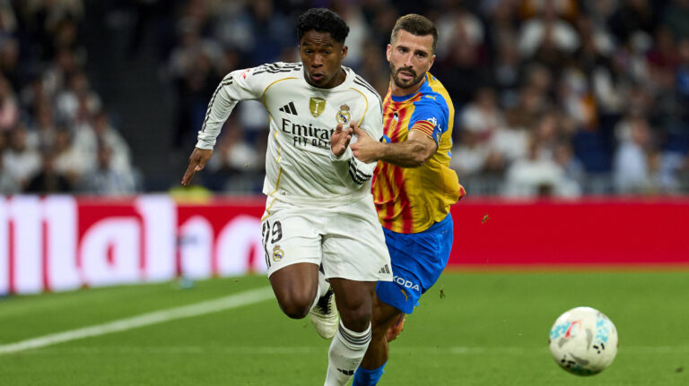 Endrick of Real Madrid CF battles for the ball with Jose Gaya of Valencia CF during the LALIGA EA SPORTS match between Real Madrid CF and Valencia CF at the Santiago Bernabeu Stadium, on 1 November 2025. - 01/11/2025 - Spain / Madrid / Madrid - PUBLICATIONxNOTxINxFRAxRUS LGMx/xLexPictorium LePictorium_0318381
2025.11.01 Madryt
pilka nozna , liga hiszpanska
Real Madryt - Valencia CF
Foto IMAGO/PressFocus

!!! POLAND ONLY !!!