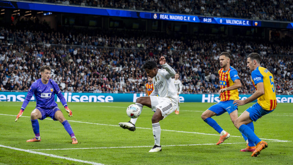 Real Madrid CF v Valencia CF - LaLiga EA Sports Endrick Felipe of Real Madrid is in action with the ball during the LaLiga EA Sports football match between Real Madrid CF and Valencia CF at Estadio Santiago Bernabeu on November 01, 2025 in Madrid, Spain. Madrid Estadio Santiago Bernabeu Madrid Spain Copyright: xAlbertoxGardinx AGardin_20251101_Foot_Liga_ReaMad_Val_0800
2025.11.01 Madryt
pilka nozna , liga hiszpanska
Real Madryt - Valencia CF
Foto IMAGO/PressFocus

!!! POLAND ONLY !!!