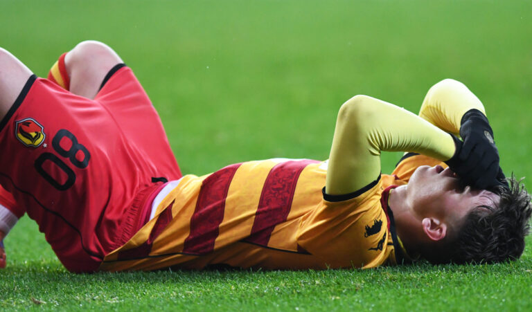 2025.11.02 Bialystok Pilka nozna PKO Ekstraklasa sezon 2025/2026 14. kolejka rozgrywek Jagiellonia Bialystok (zolto-czerwone) - Rakow Czestochowa N/z Oskar Pietuszewski pod koniec meczu zlapaly skurcze miesni Foto Michal Kosc / PressFocus 
2025.11.02 Bialystok Football Polish PKO Ekstraklasa season 2025/2026 Jagiellonia Bialystok - Rakow Czestochowa Credit Michal Kosc / PressFocus