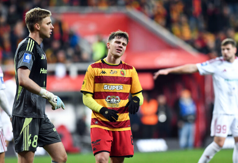 2025.11.02 Bialystok Pilka nozna PKO Ekstraklasa sezon 2025/2026 14. kolejka rozgrywek Jagiellonia Bialystok (zolto-czerwone) - Rakow Czestochowa N/z (L-P) Oliwier Zych bramkarz Rakowa Czestochowa Oskar Pietuszewski Foto Michal Kosc / PressFocus 
2025.11.02 Bialystok Football Polish PKO Ekstraklasa season 2025/2026 Jagiellonia Bialystok - Rakow Czestochowa Credit Michal Kosc / PressFocus