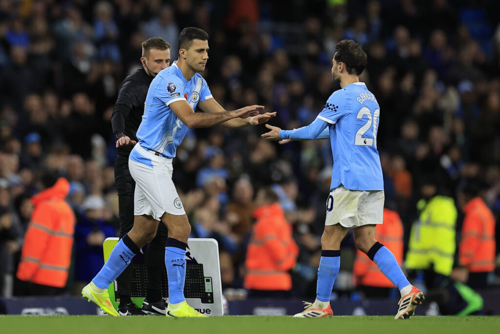 Manchester City v Bournemouth Premier League 02/11/2025. Bernardo Silva 20 of Manchester City is replaced by Rodrigo 16 of Manchester City during the Premier League match between Manchester City and Bournemouth at the Etihad Stadium, Manchester, England on 2 November 2025. Manchester Etihad Stadium Manchester England Editorial use only DataCo restrictions apply See www.football-dataco.com , Copyright: xConorxMolloyx PSI-23140-0146
2025.11.02 Manchester
pilka nozna , liga angielska
Manchester City - AFC Bournemouth
Foto IMAGO/PressFocus

!!! POLAND ONLY !!!