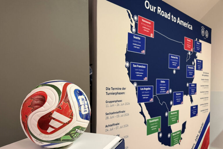 WM-Ball Trionda im Presseraum der RB Arena - Leipzig 17.11.2025: Deutschland vs. Slowakei, WM-Qualifikation, 6. Spieltag *** World Cup Ball Trionda in the press room of the RB Arena Leipzig 17 11 2025 Germany vs. Slovakia, World Cup Qualification, Matchday 6
2025.11.17 Lipsk
pilka nozna mistrzostwa swiata kwalifikacje
Niemcy - Slowacja 
Foto IMAGO/PressFocus

!!! POLAND ONLY !!!