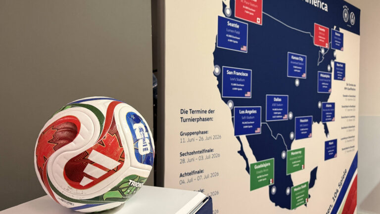 WM-Ball Trionda im Presseraum der RB Arena - Leipzig 17.11.2025: Deutschland vs. Slowakei, WM-Qualifikation, 6. Spieltag *** World Cup Ball Trionda in the press room of the RB Arena Leipzig 17 11 2025 Germany vs. Slovakia, World Cup Qualification, Matchday 6
2025.11.17 Lipsk
pilka nozna mistrzostwa swiata kwalifikacje
Niemcy - Slowacja 
Foto IMAGO/PressFocus

!!! POLAND ONLY !!!