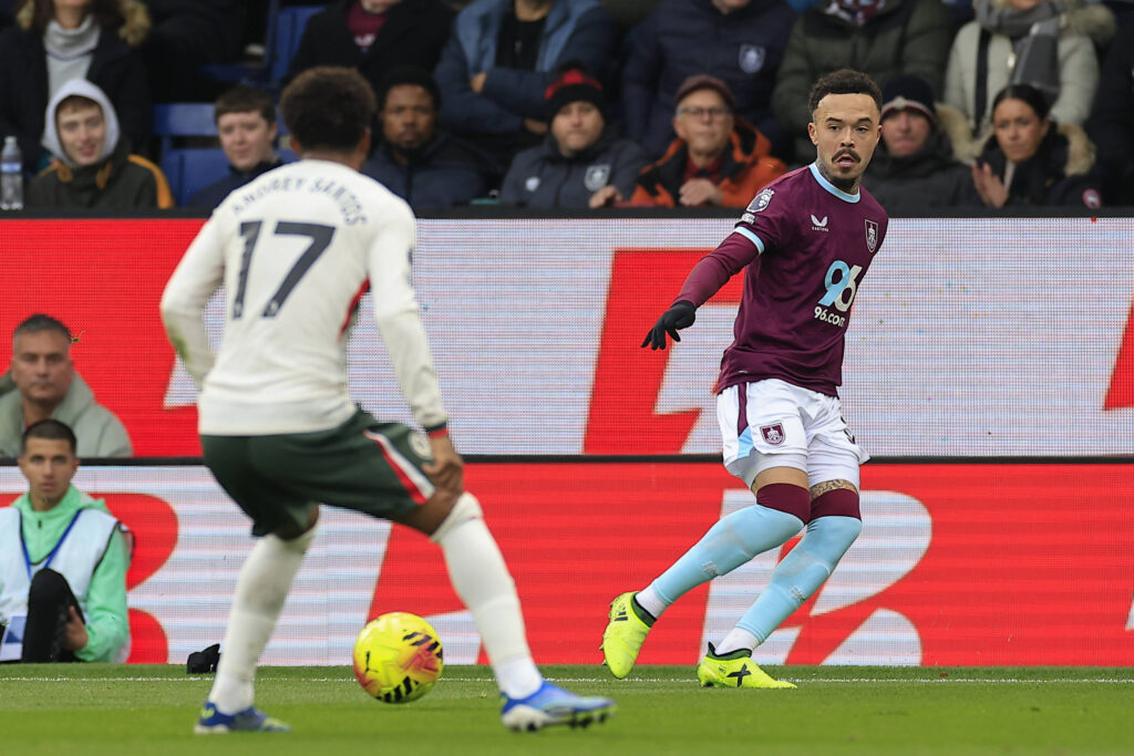 Burnley v Chelsea Premier League 22/11/2025. Quilindschy Hartman 3 of Burnley passes the ball during the Premier League match between Burnley and Chelsea at Turf Moor, Burnley, England on 22 November 2025. Burnley Turf Moor Lancashire England Editorial use only DataCo restrictions apply See www.football-dataco.com , Copyright: xConorxMolloyx PSI-23234-0128
2025.11.22 Burnley
pilka nozna , liga angielska
Burnley - Chelsea Londyn
Foto IMAGO/PressFocus

!!! POLAND ONLY !!!