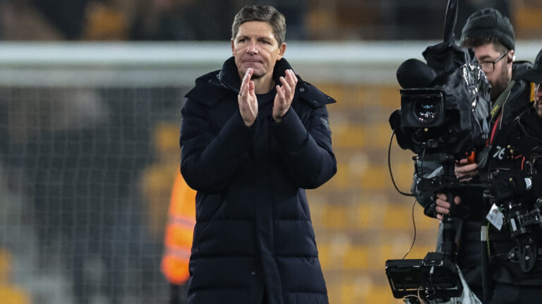 Oliver Glasner manager of Crystal Palace applauds the fans after the final whistle during the Premier League match Wolverhampton Wanderers vs Crystal Palace at Molineux, Wolverhampton, United Kingdom, 22nd November 2025

(Photo by Mark Cosgrove/News Images)

*** GER AUT SUI OUT *** in Wolverhampton, United Kingdom on 11/22/2025. (Photo by Mark Cosgrove/News Images/Sipa USA)
2025.11.22 Wolverhampton
pilka nozna liga angielska
Wolverhampton Wanderers - Crystal Palace
Foto News Images/SIPA USA/PressFocus

!!! POLAND ONLY !!!