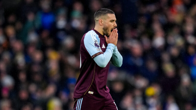 LEEDS, ENGLAND - NOVEMBER 23: Emiliano Buendia of Aston Villa rues a missed chance during the Premier League match between Leeds United and Aston Villa at Elland Road on November 23, 2025 in Leeds, England. (Photo by Rene Nijhuis/MB Media)
2025.11.23 Leeds
Pilka nozna liga angielska
Leeds United - Aston Villa
Foto Rene Nijhuis/MB Media/PressFocus

!!! POLAND ONLY !!!