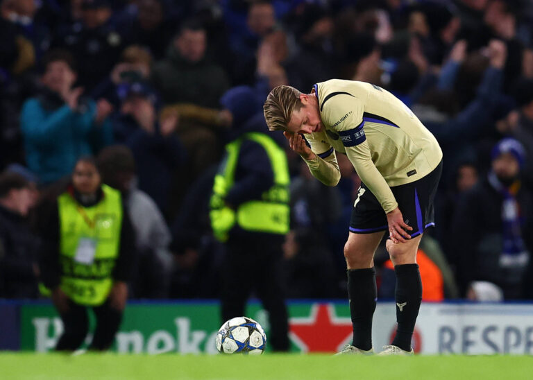 London, England, 25th November 2025. Frenkie de Jong of FC Barcelona, Barca looks on dejected at the final whistle during the Chelsea vs FC Barcelona UEFA Champions League match at Stamford Bridge, London. Picture credit should read: Paul Terry / Sportimage EDITORIAL USE ONLY. No use with unauthorised audio, video, data, fixture lists, club/league logos or live services. Online in-match use limited to 120 images, no video emulation. No use in betting, games or single club/league/player publications. SPI_074_PT_Chelsea_Barcelona SPI-4310-0076
2025.11.25 Londyn
pilka nozna , Liga Mistrzow
Chelsea Londyn - FC Barcelona
Foto IMAGO/PressFocus

!!! POLAND ONLY !!!