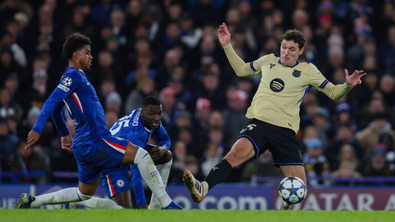 Andreas Christensen of FC Barcelona and Andrey Santos of Chelsea fight for the ball during the UEFA Champions League match between Chelsea and FC Barcelona at Stamford Bridge in London, England (Photo by Alexander Canillas/SPP/Sipa USA)
2025.11.25 Londyn
pilka nozna liga mistrzow
Chelsea Londyn - FC Barcelona 
Foto SPP/SIPA USA/PressFocus

!!! POLAND ONLY !!!