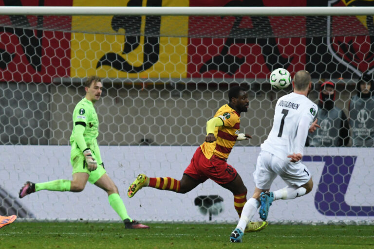 2025.11.27 Bialystok pilka nozna Liga Konferencji Europy 2025/2026. 4. kolejka rozgrywek LKE. Jagiellonia Bialystok - KuPS Kuopio (Finalndia) N/z akcja pod bramka KuPS Kuopio (L-P) Johannes Kreidl bramkarz KuPS Kuopio Afimico Pululu Jerry Voutilainen Foto Michal Kosc / PressFocus 
2025.11.27 Bialystok Football - UEFA Conference League 2025/2026 Jagiellonia Bialystok - KuPS Kuopio (Finland) Credit: Michal Kosc / PressFocus