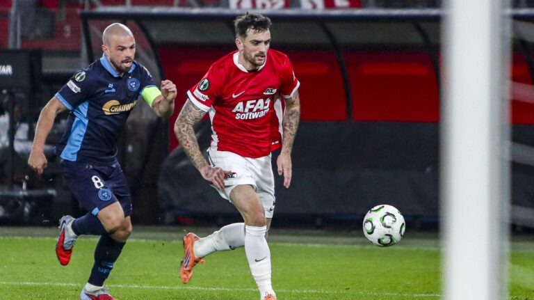 ALKMAAR , 27-11-2025 , AFAS Stadium , season 2025 / 2026 , UEFA Europa Conference League , third qualifying round, match between AZ and Shelbourne , AZ player Troy Parrott and Shelbourne player Mark Coyle (Photo by Pro Shots/Sipa USA)
2025.11.27 Alkmaar 
pilka nozna liga konferencji
AZ Alkmaar - Shelbourne FC

Foto Pro Shots/SIPA USA/PressFocus

!!! POLAND ONLY !!!